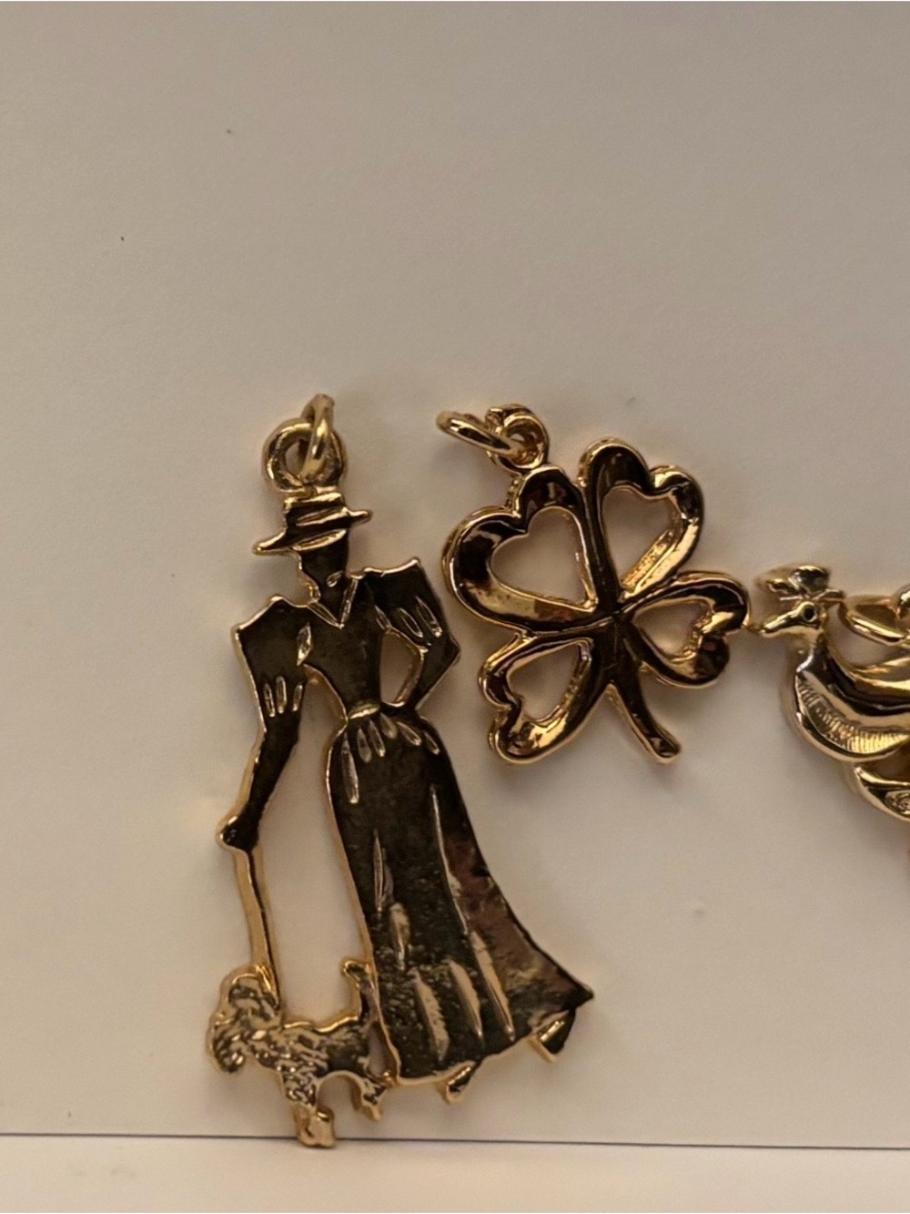 Lot de 4 pendentifs vintage dorés – Style rétro chic / - Picture 5 of 5